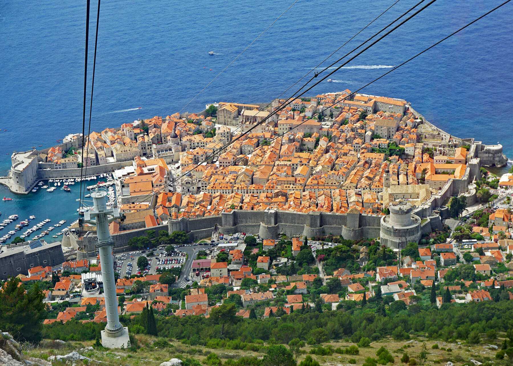 Les câbles du téléphérique de Dubrovnik au-dessus de la vieille ville, avec le quartier de la station basse au premier plan