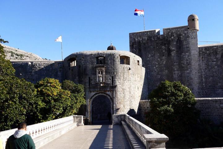 Le pont et la porte de Pile, entrée ouest de la vieille ville de Dubrovnik, à environ 600 m à pied du garage d’Ilijina Glavica