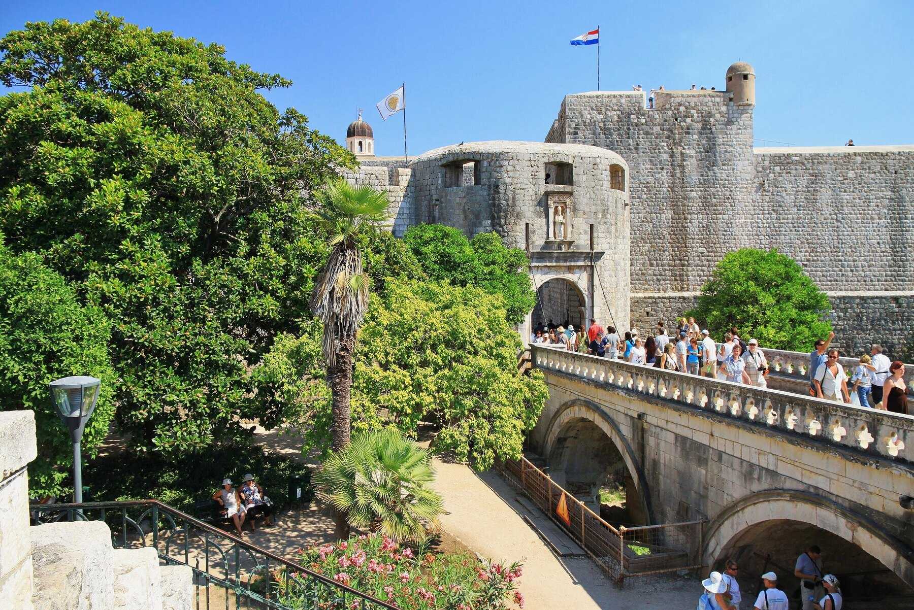 La porte de Pile et son pont de pierre, vus depuis les jardins à l’extérieur des remparts