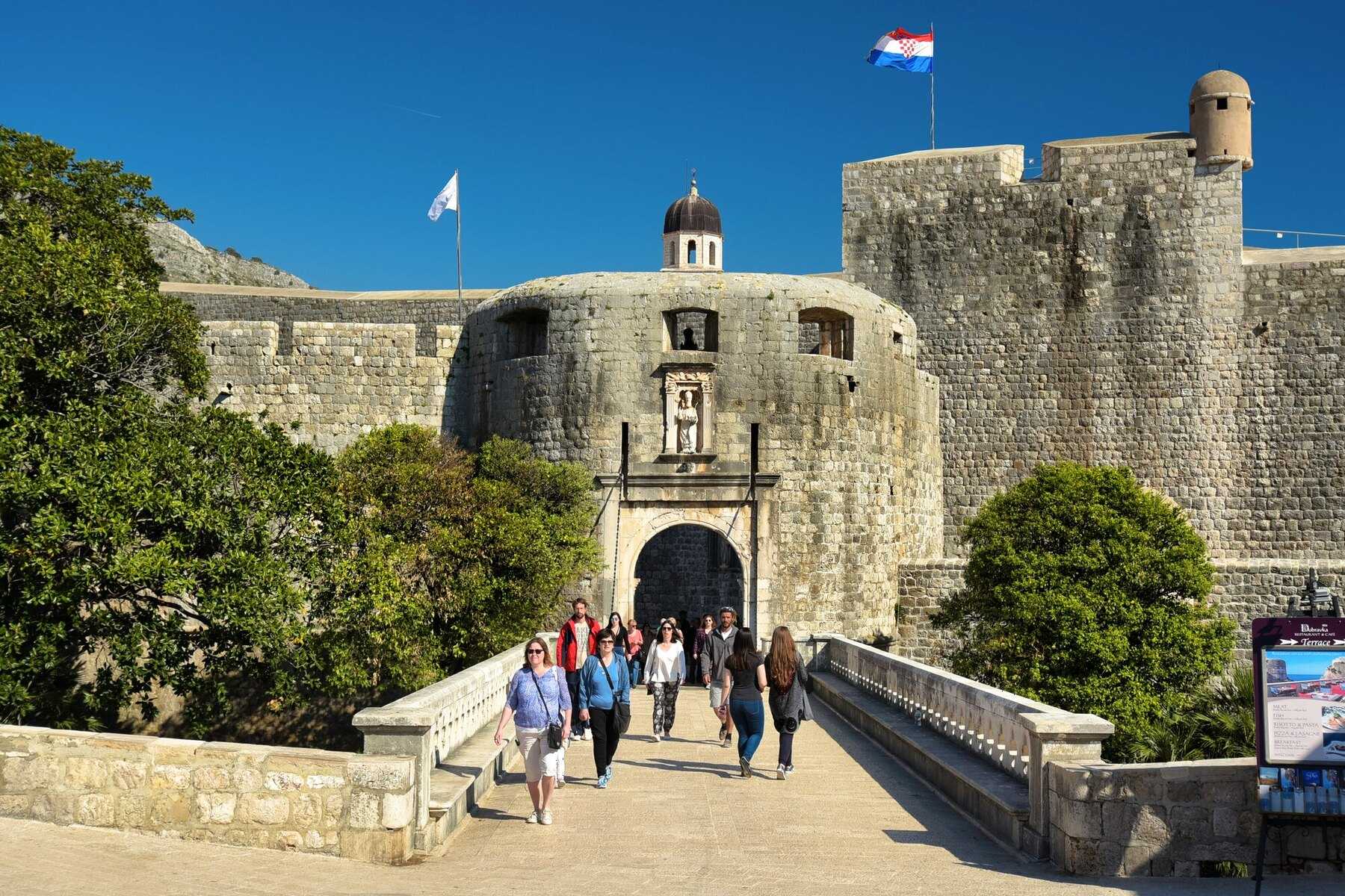 La porte Pile, entrée principale de la vieille ville de Dubrovnik, avec son pont de pierre et les remparts