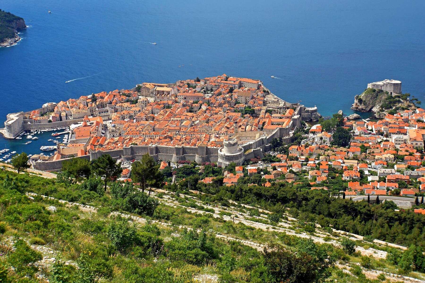 La vieille ville de Dubrovnik et ses remparts vus depuis les pentes du mont Srđ, avec le fort Lovrijenac et la mer