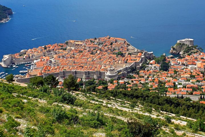 La vieille ville de Dubrovnik et ses remparts vus depuis les pentes du mont Srđ, avec le fort Lovrijenac et la mer
