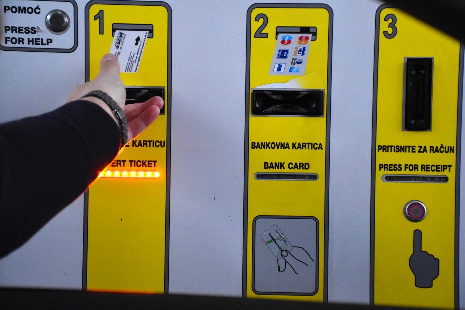 Borne de paiement automatique à la gare de péage de Zaprešić, avec la fente du ticket et celle de la carte bancaire