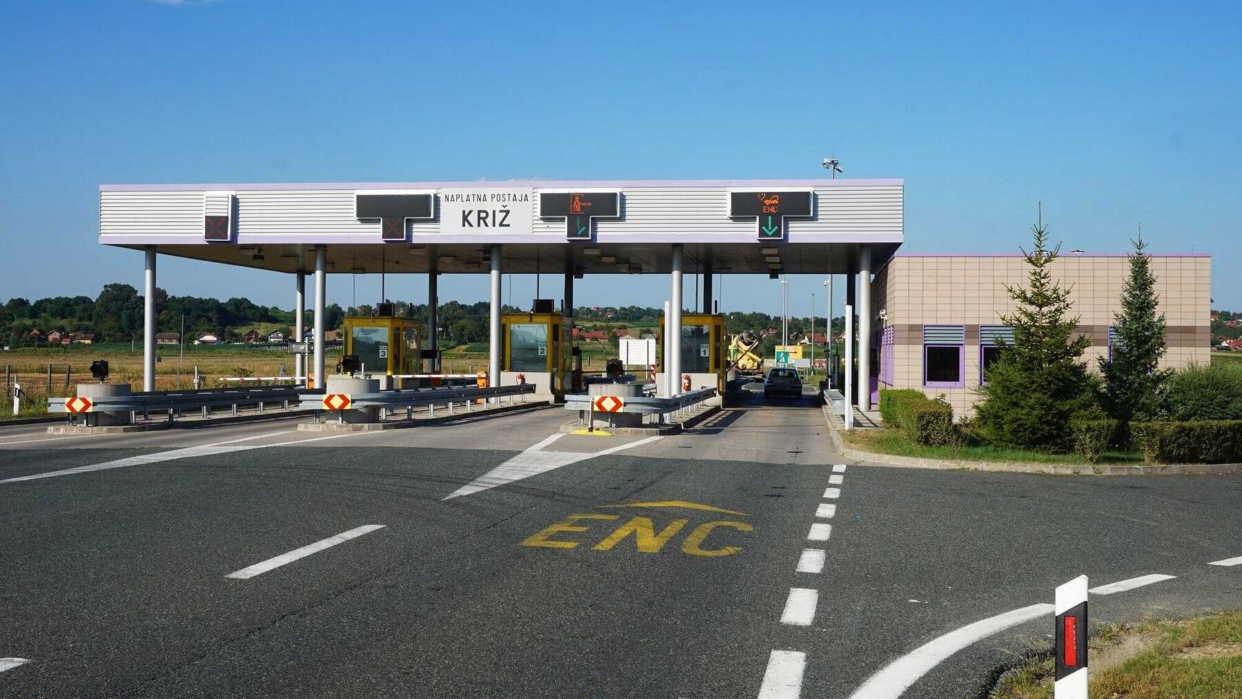 Gare de péage de Križ sur l’autoroute A3, avec la voie réservée aux badges ENC marquée au sol