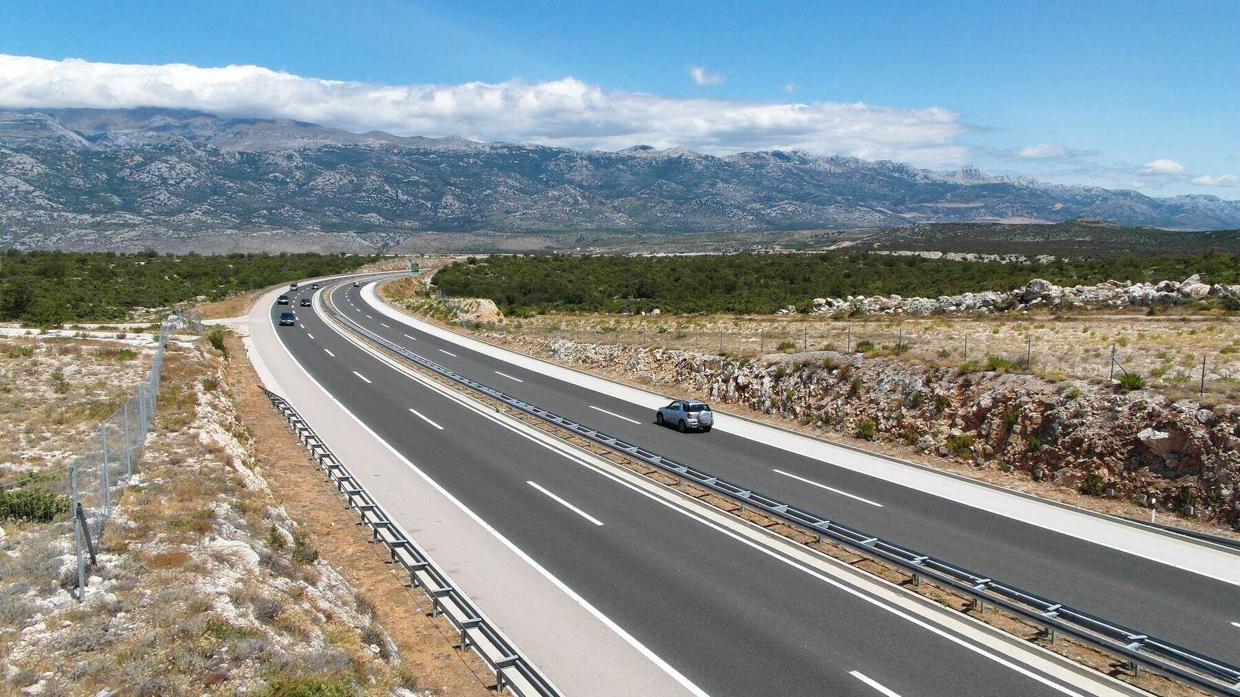 L’autoroute A1 près de Ždrilo, dans l’arrière-pays de Zadar, avec le massif du Velebit en toile de fond