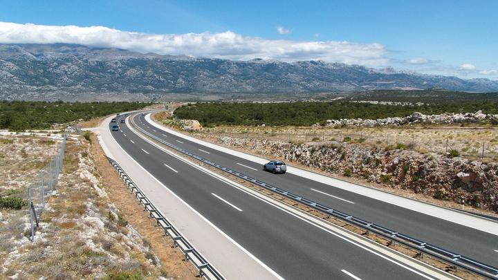 L’autoroute A1 près de Ždrilo, dans l’arrière-pays de Zadar, avec le massif du Velebit en toile de fond