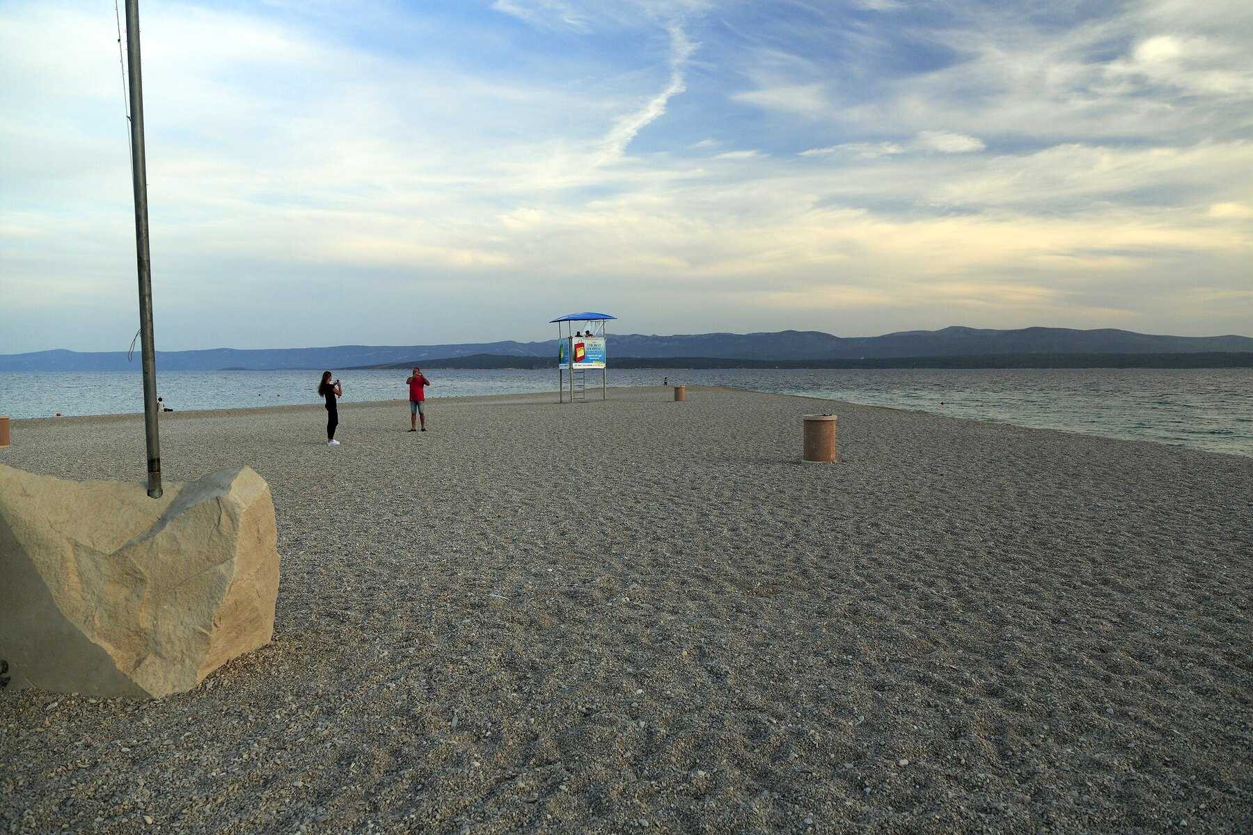 La pointe de Zlatni Rat en fin de journée, avec son poste de sauveteur et l’île de Hvar à l’horizon