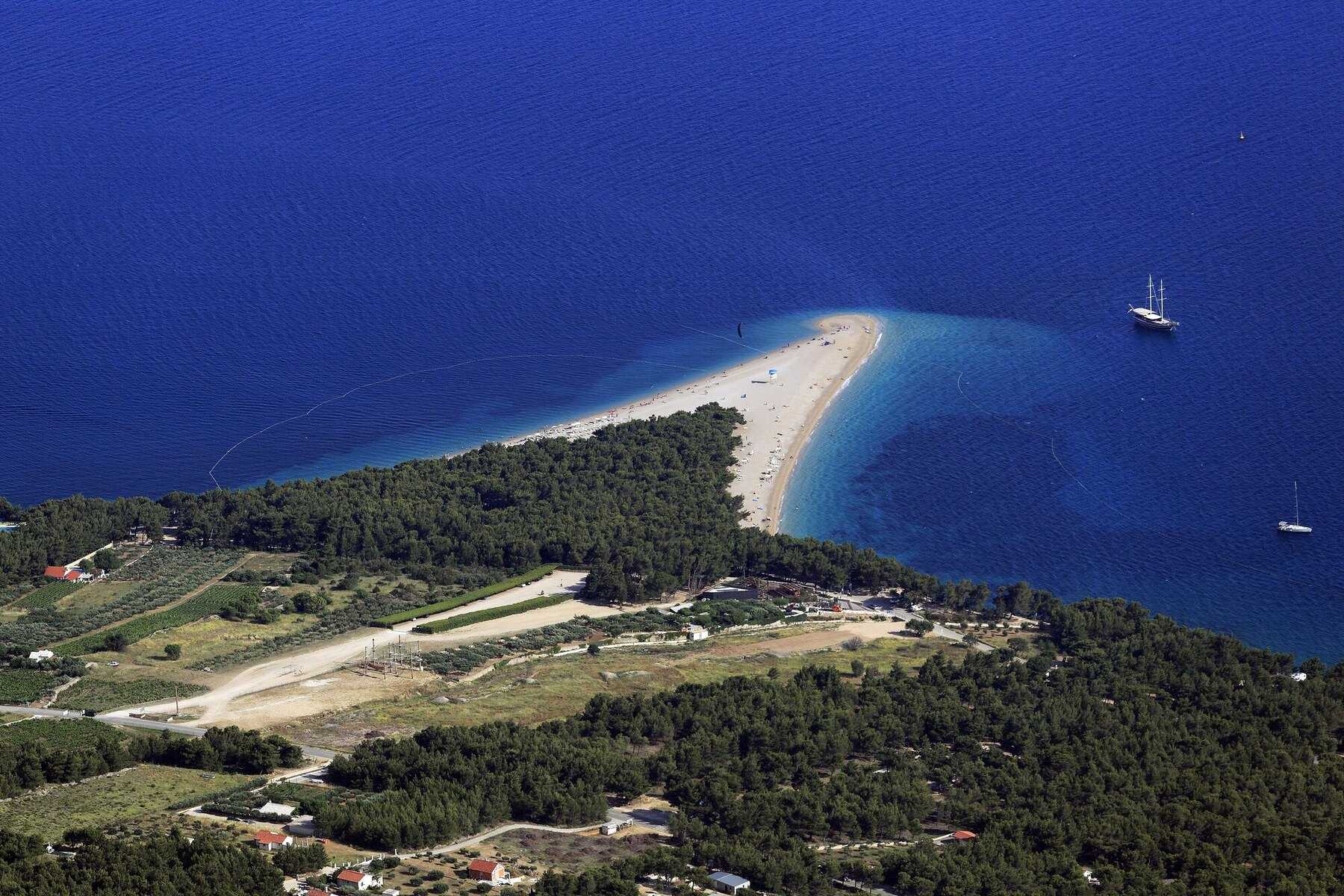 Zlatni Rat vue depuis le sommet de Vidova gora, la pointe tournée vers le large au-dessus de la pinède de Bol