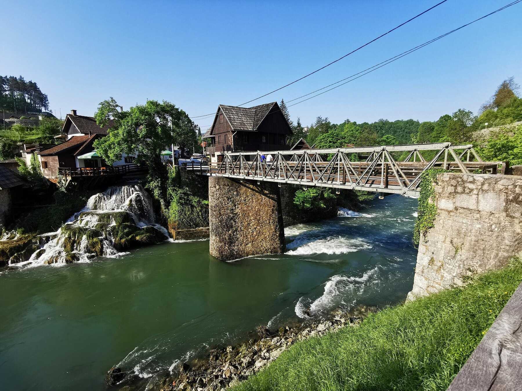 Pont et anciens moulins en bois au-dessus des cascades de Rastoke, à Slunj