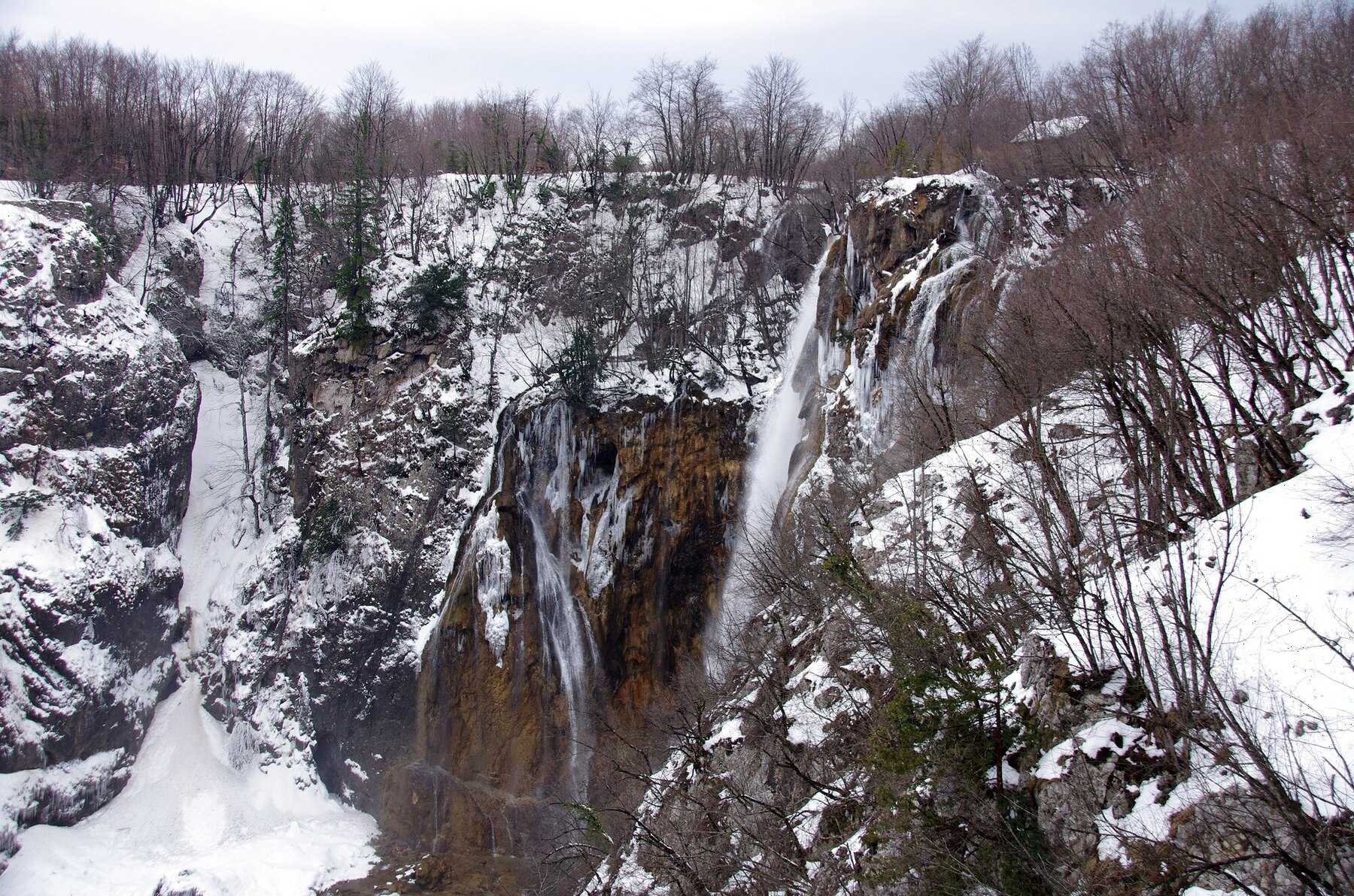 Veliki slap et le canyon enneigés à la fin de l'hiver