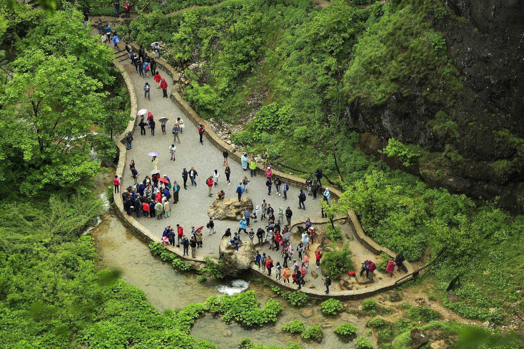 Visiteurs sur la plateforme d'observation au pied de Veliki slap, dans le canyon des lacs inférieurs
