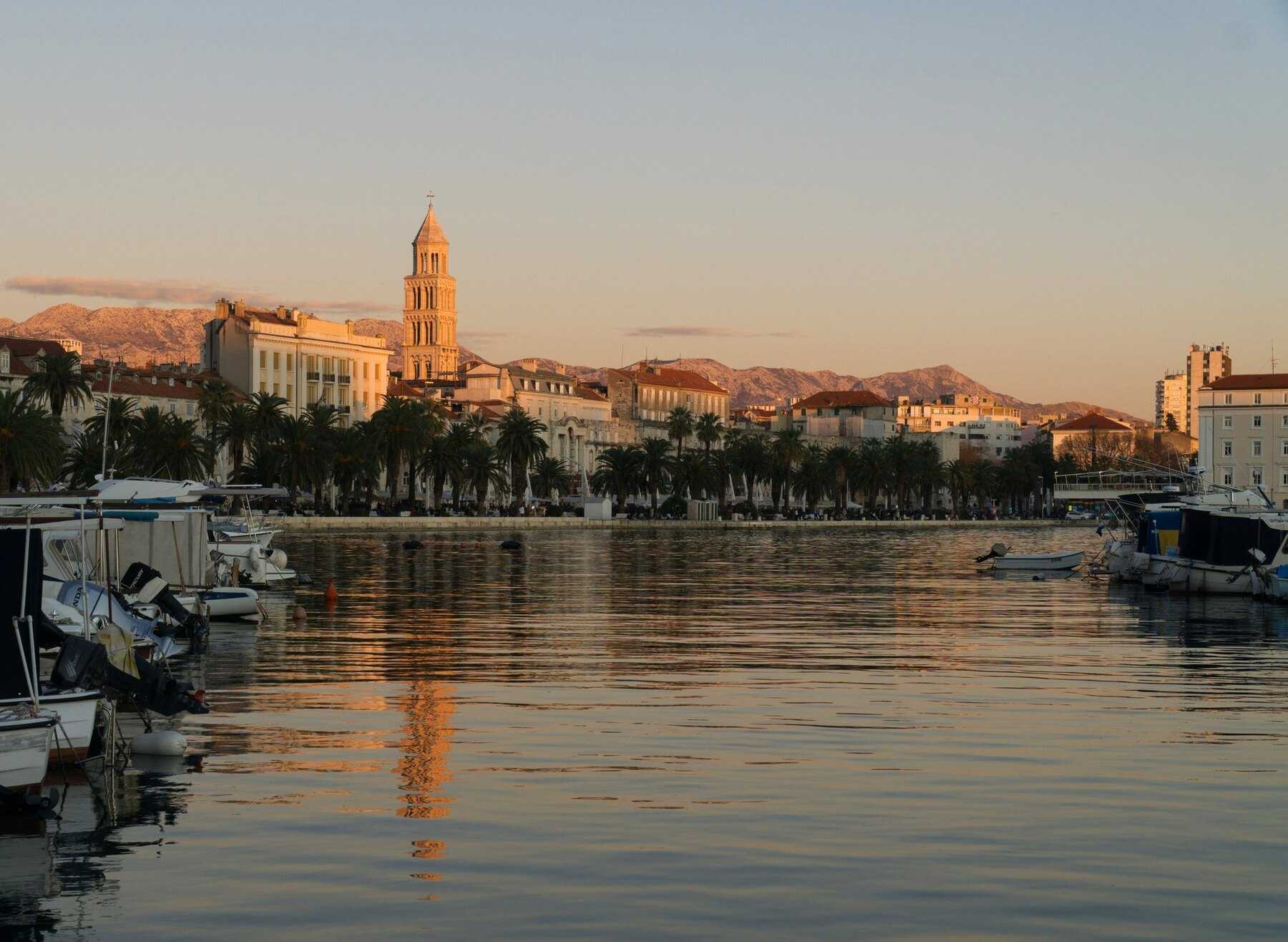 Le port de Split et le clocher de la cathédrale à l'heure dorée, reflétés dans l'eau calme