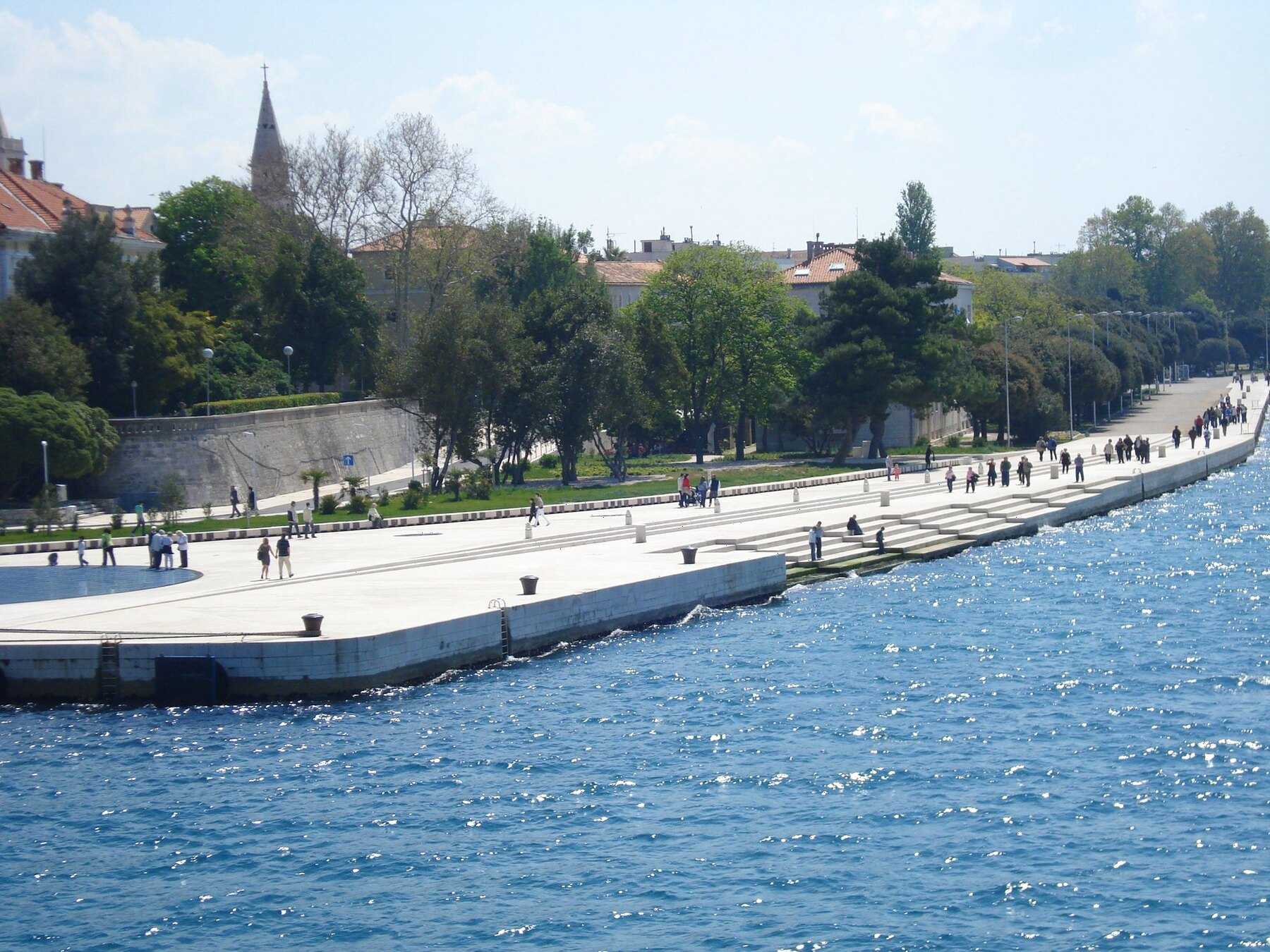 La promenade de la Riva le long de la mer, face à la vieille ville de Zadar