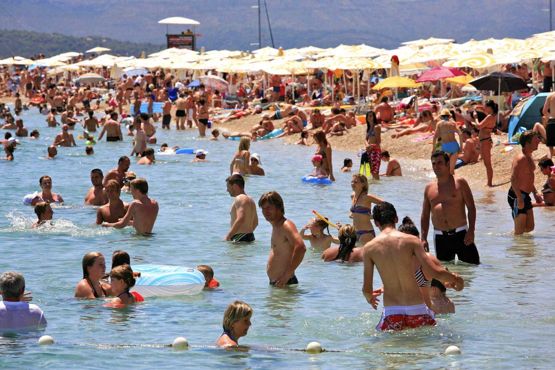Plage de Zlatni Rat à Bol envahie de baigneurs et de parasols en plein été