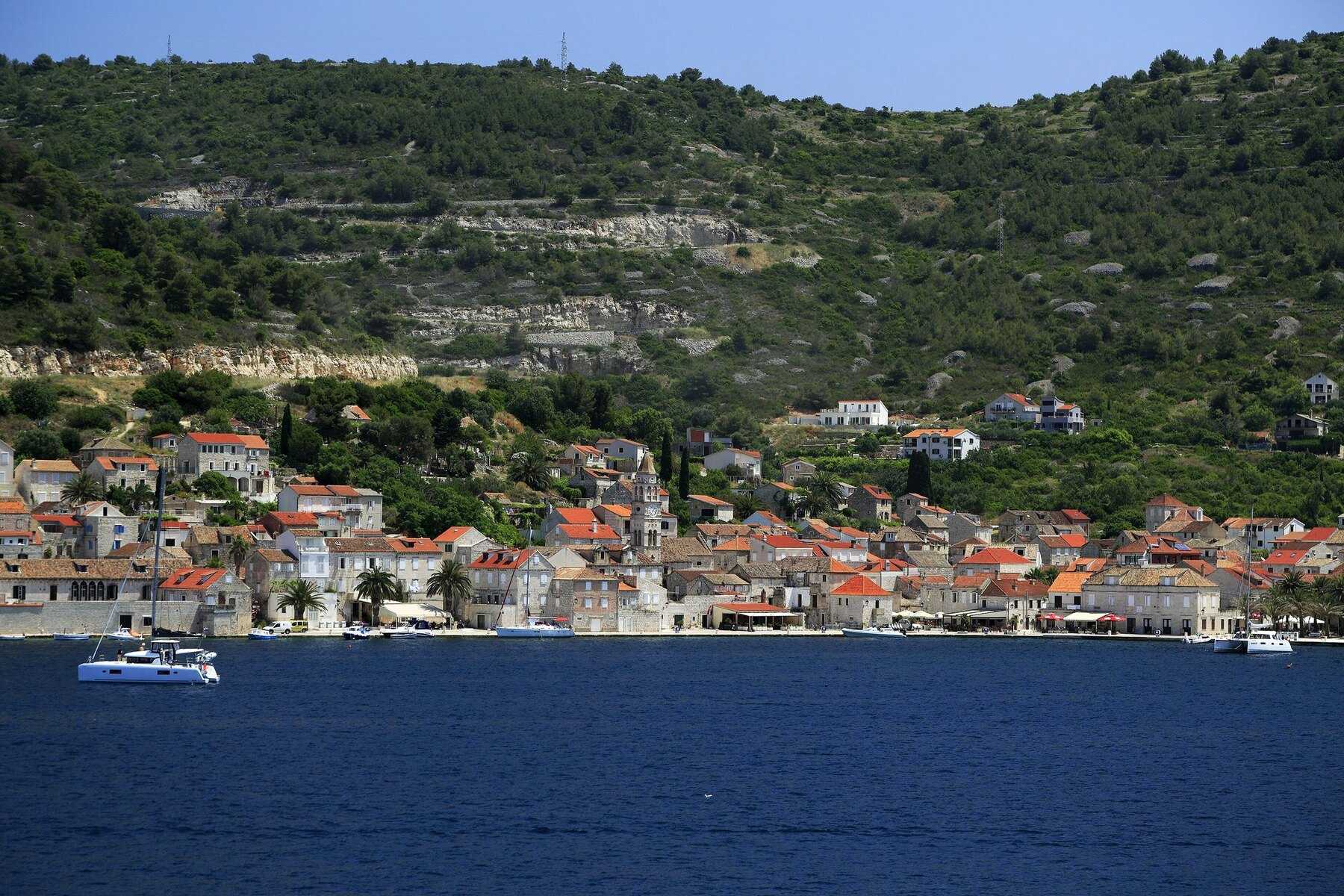Le quartier de Kut et le front de mer de Vis ville