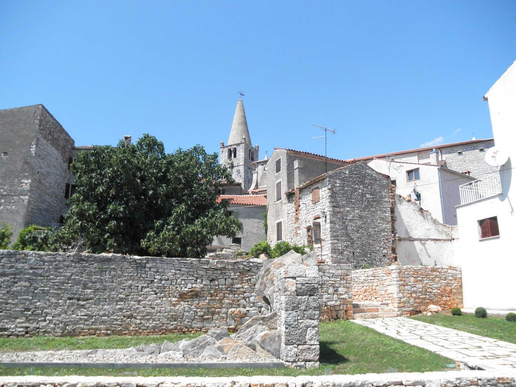 Maisons de pierre et clocher du bourg médiéval de Bale
