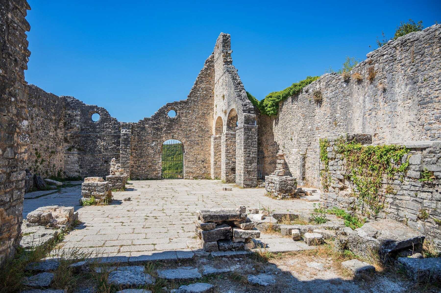 Ruines de l'église Sainte-Sophie dans la ville abandonnée de Dvigrad