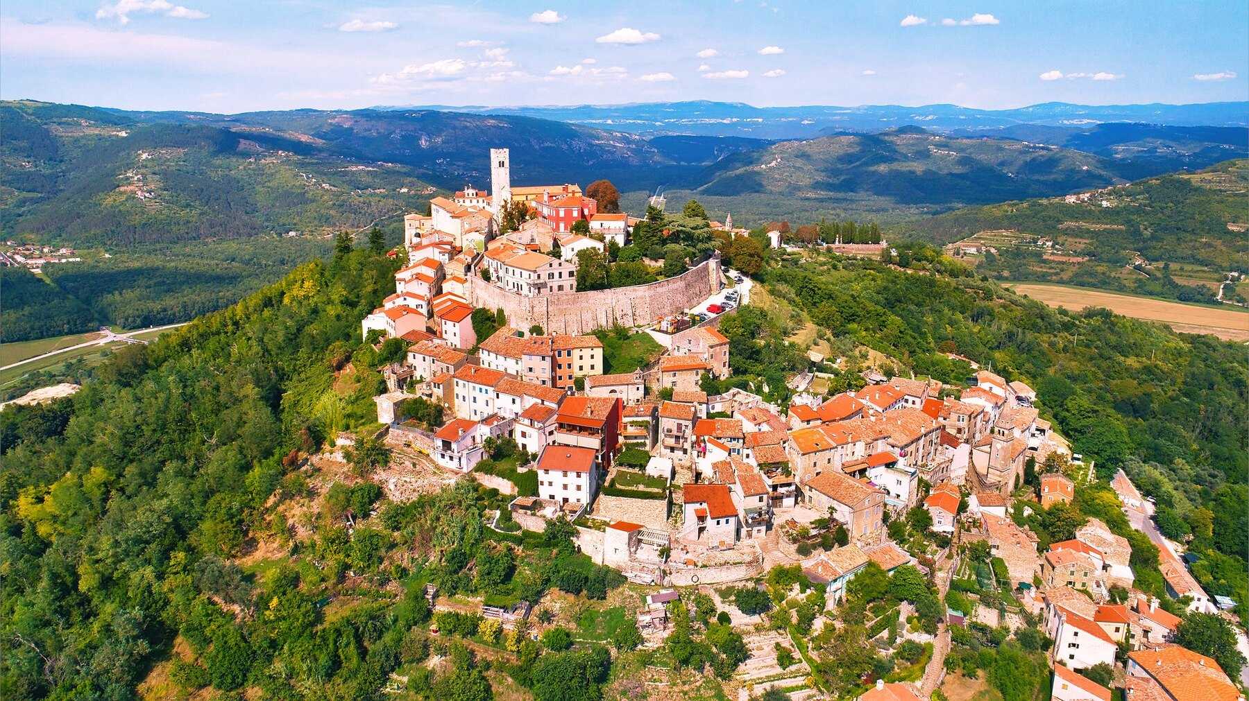 Le village perché de Motovun sur sa colline, au-dessus de la vallée de la Mirna