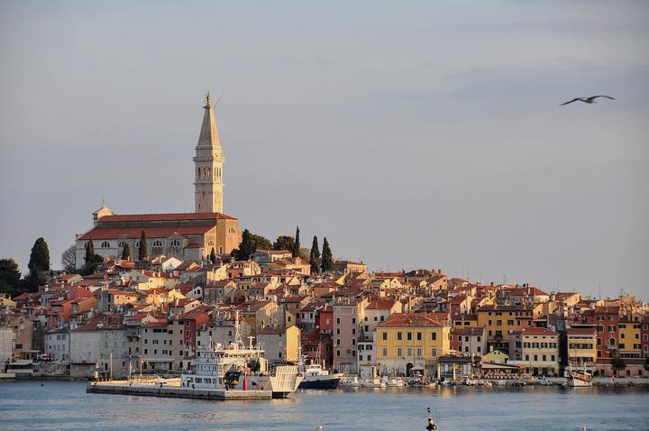Rovinj et le clocher de Sainte-Euphémie au lever du soleil