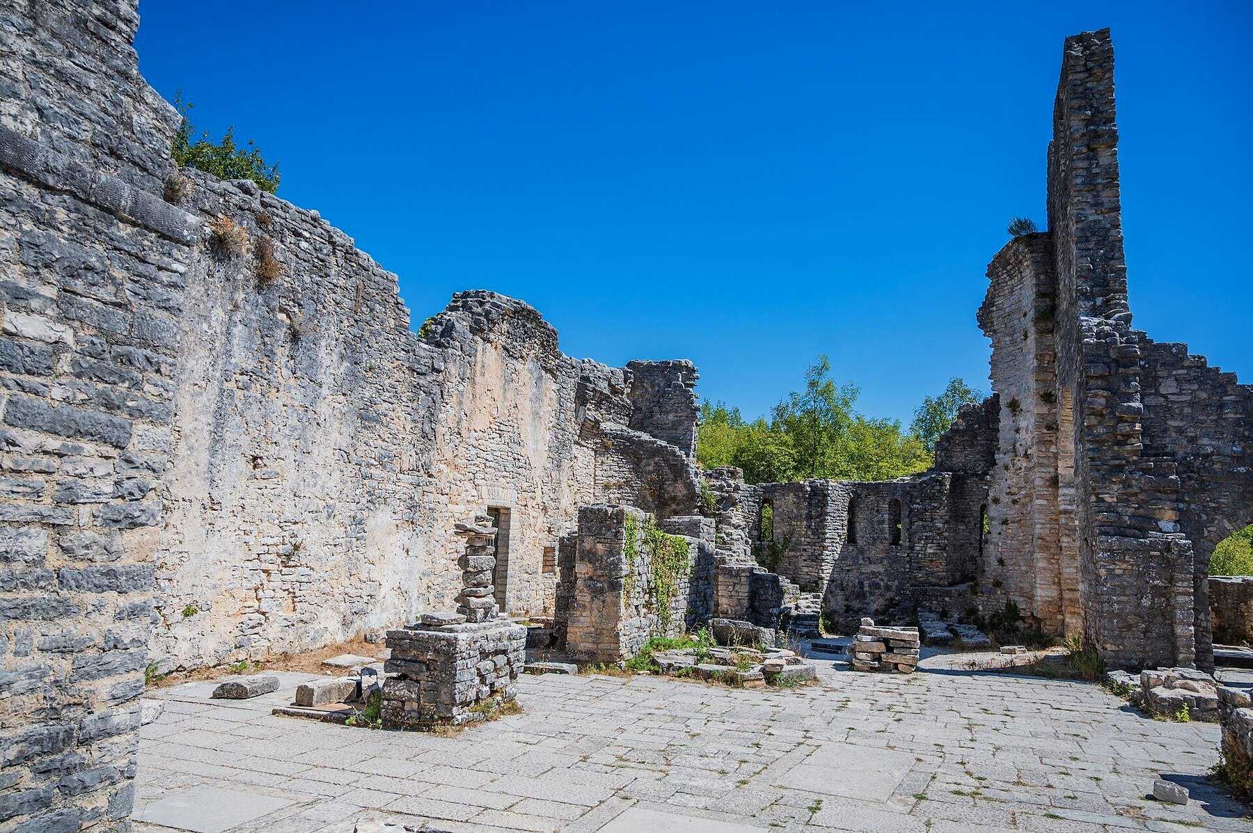 Les ruines de pierre de Dvigrad, ville médiévale abandonnée de l'intérieur de l'Istrie