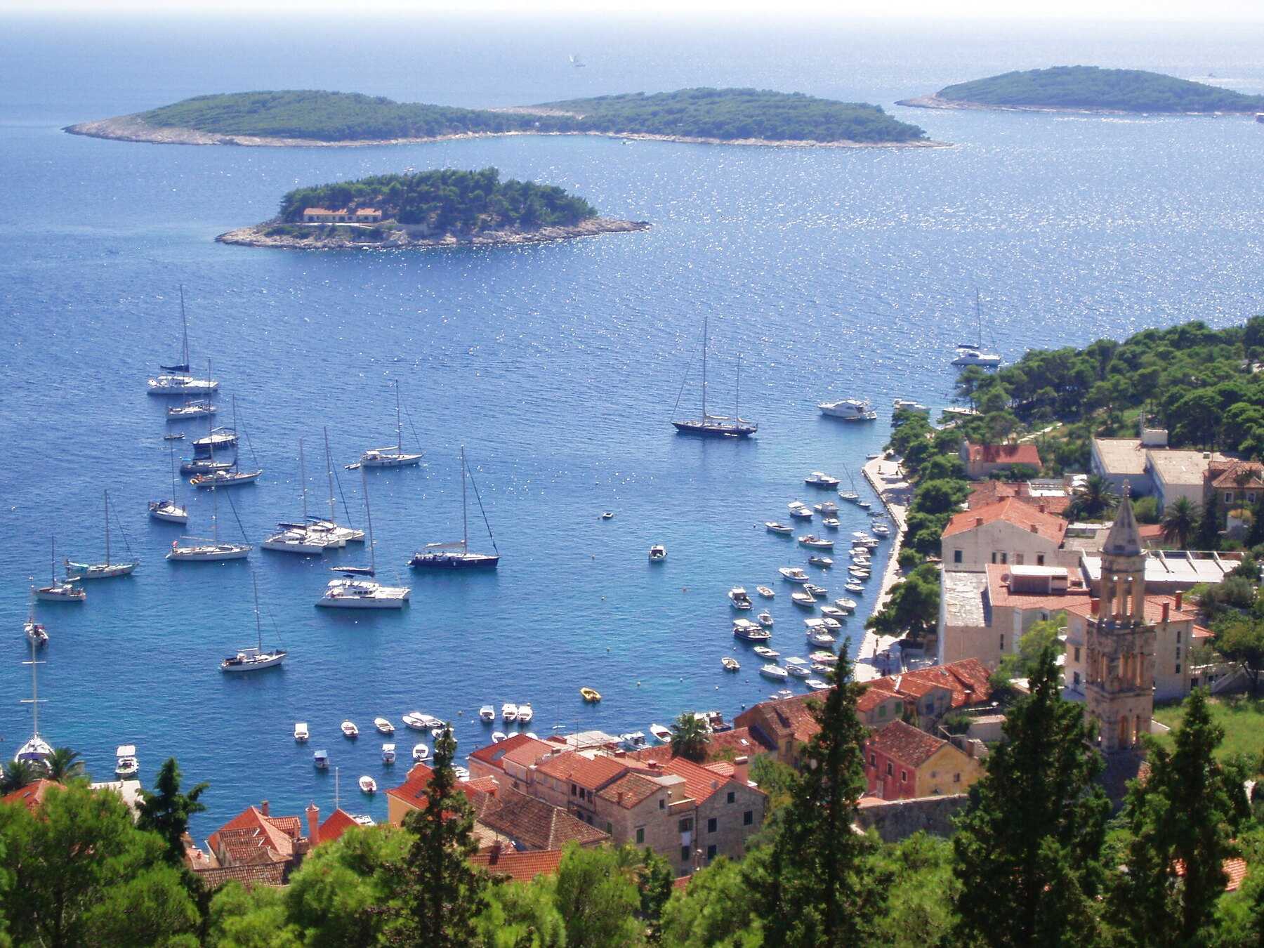 La baie de Hvar ville et ses voiliers, face aux îles Pakleni, vues des hauteurs