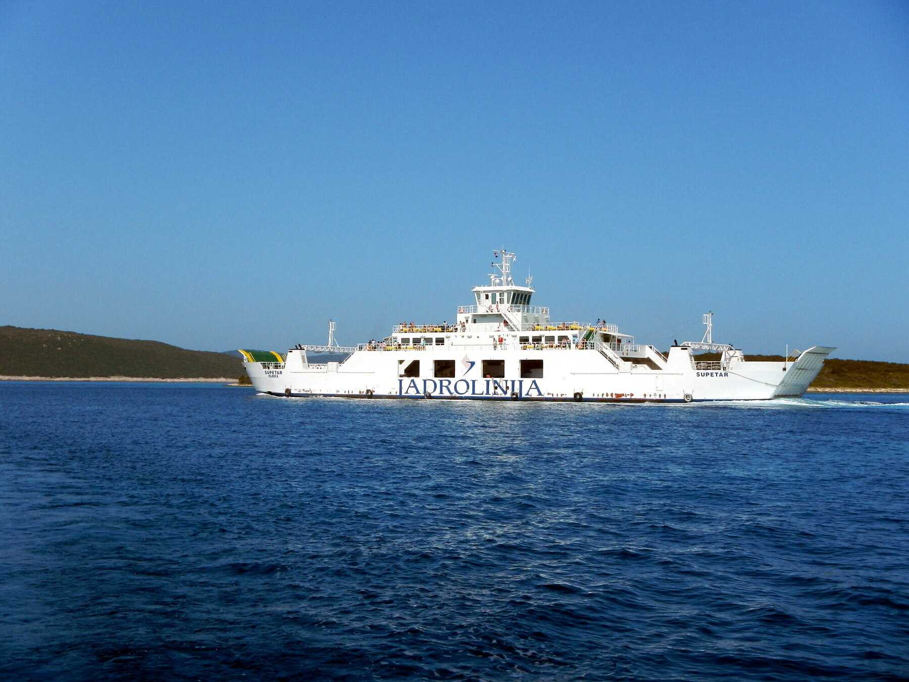 Le car-ferry Jadrolinija « Supetar » en pleine traversée, sous un ciel sans nuage