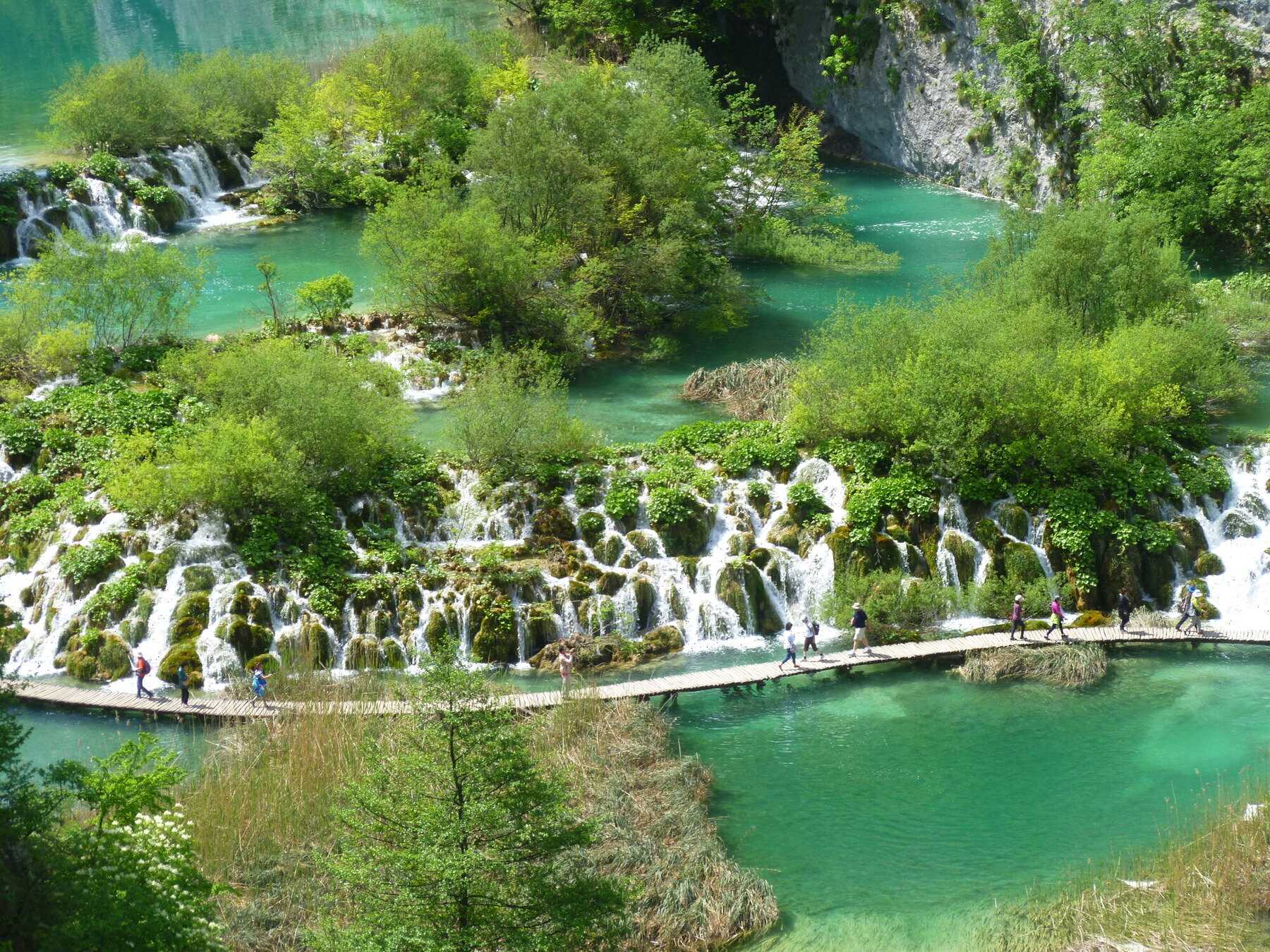 Les cascades et les lacs turquoise de Plitvice, traversés par une passerelle en bois
