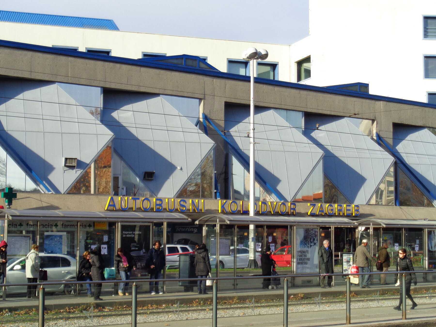 La façade de la gare routière de Zagreb, point de départ des bus vers Plitvice et la côte