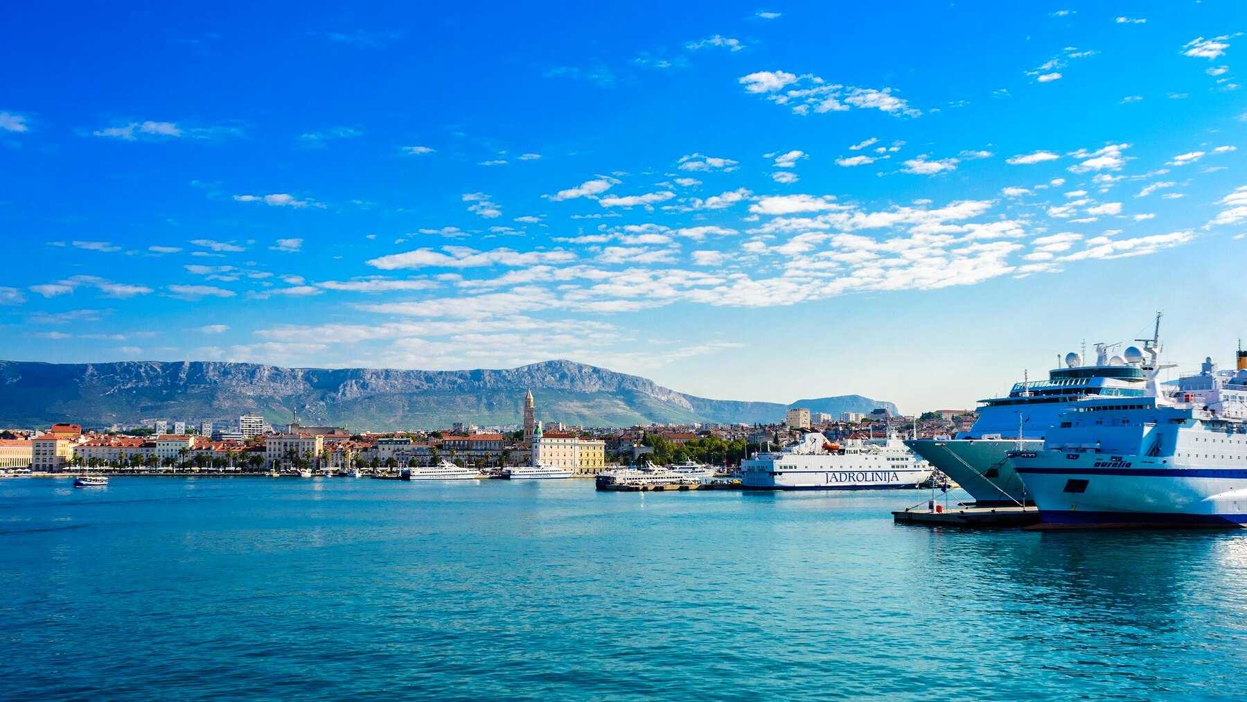 Le port de Split, avec les ferries Jadrolinija à quai et le massif du Mosor en arrière-plan