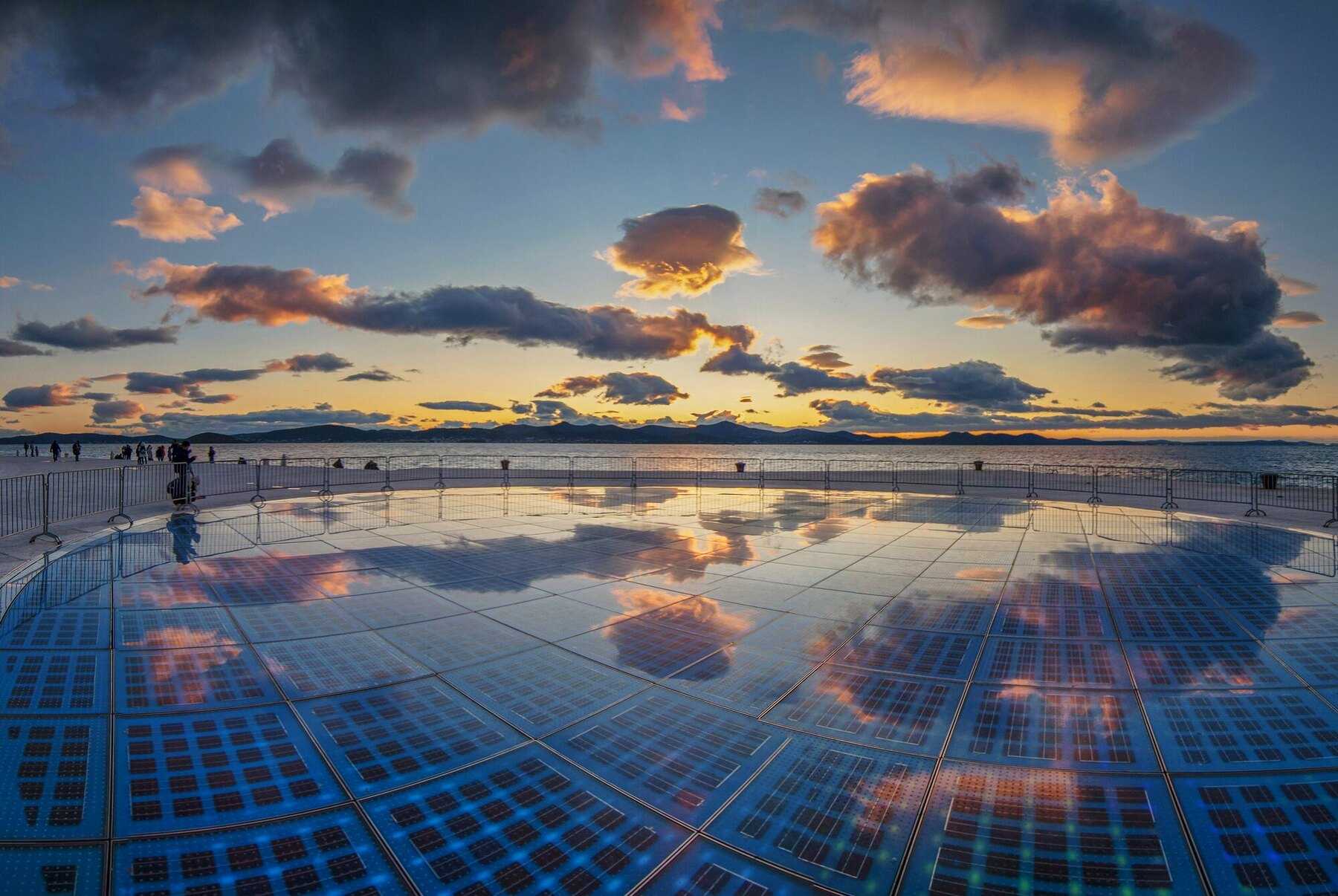 Le Salut au Soleil de Zadar reflète les nuages du couchant au bord de la mer