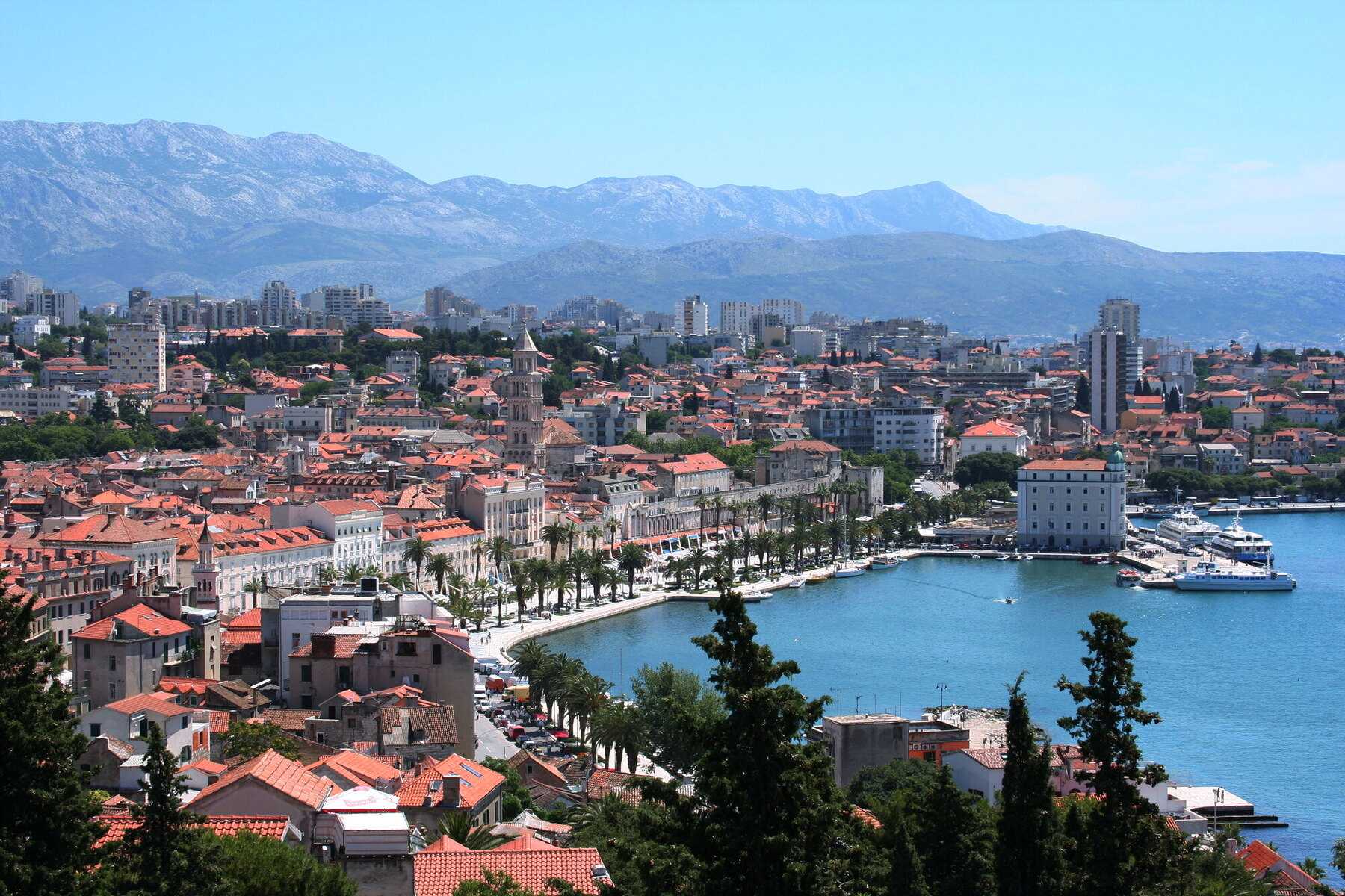 Split vue de la colline de Marjan : la Riva, le port et le clocher de la cathédrale au pied des montagnes