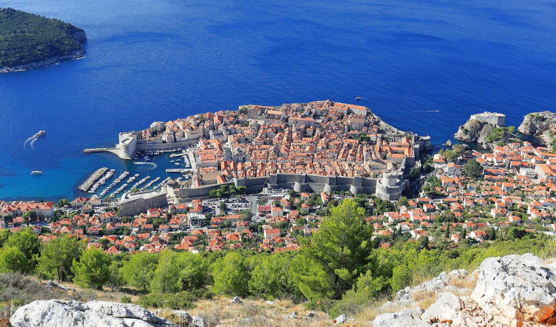 La vieille ville de Dubrovnik et ses remparts vus du mont Srđ, avec l'île de Lokrum