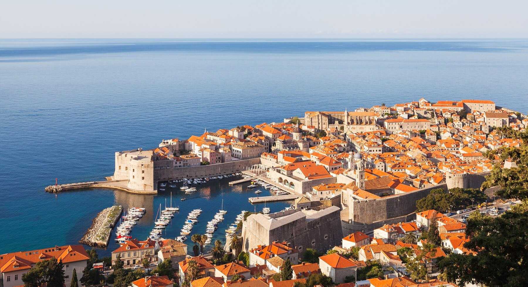 La vieille ville de Dubrovnik et son vieux port dans la lumière du petit matin