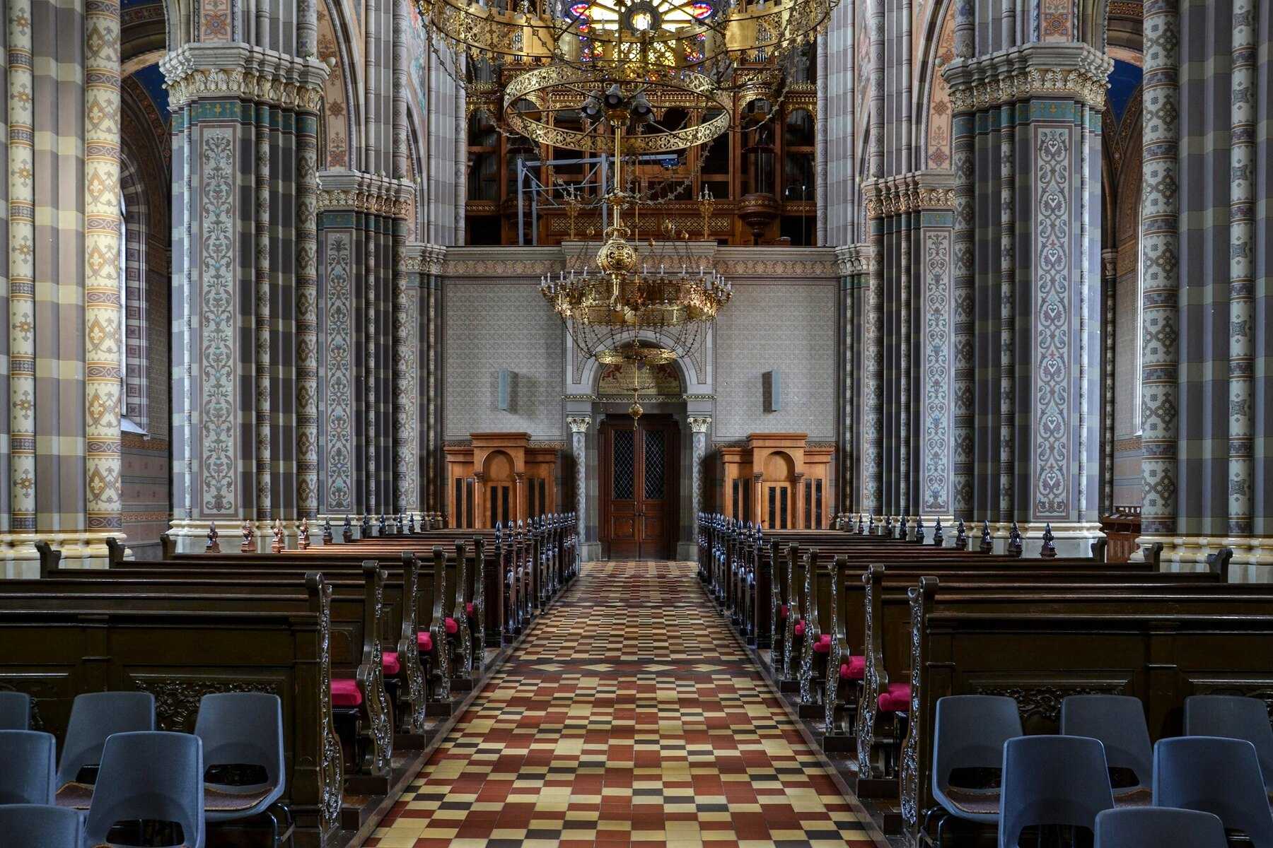 La nef peinte de la cathédrale de Đakovo