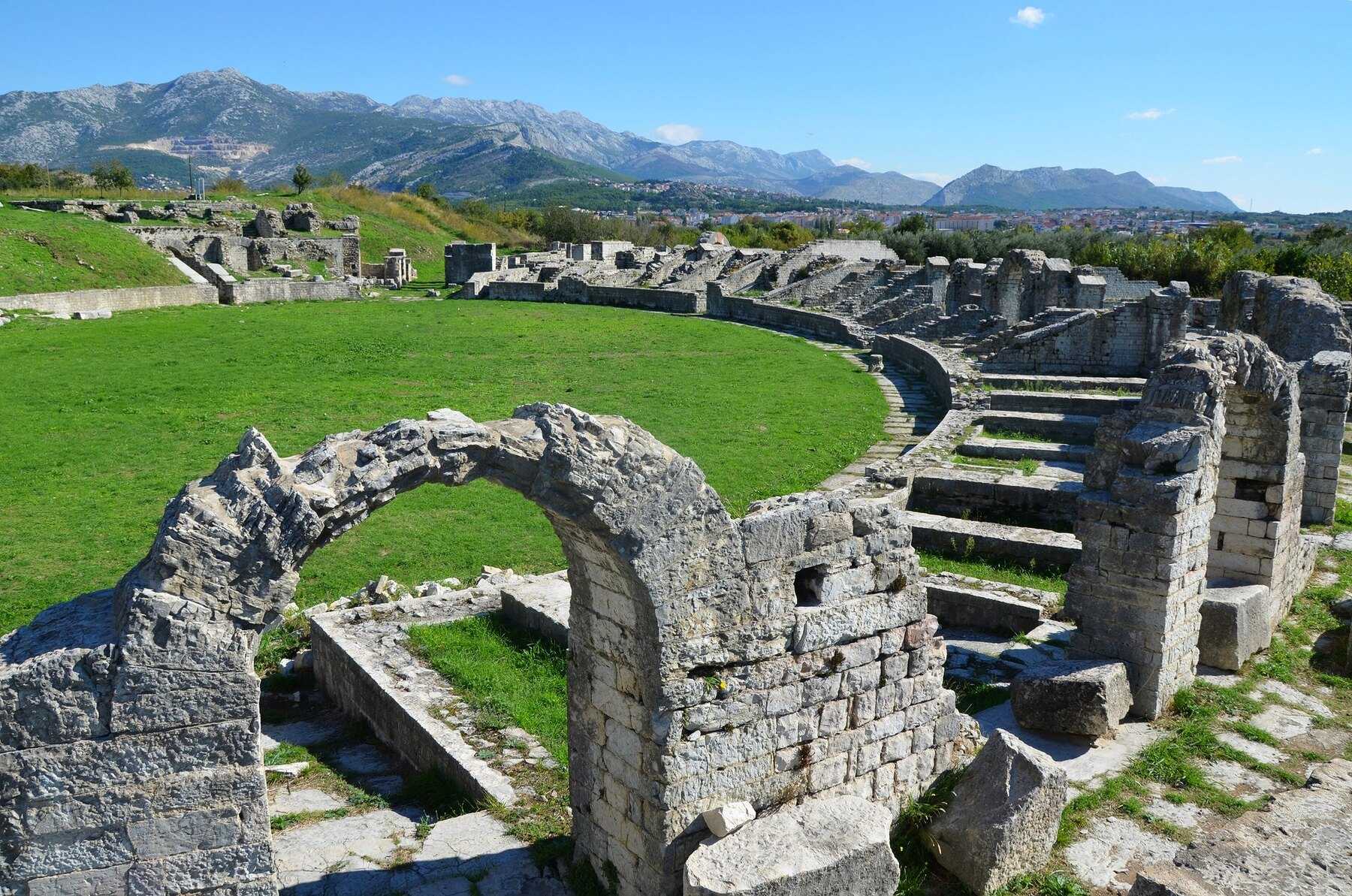 Arcades en ruine de l'amphithéâtre romain de Salona, à Solin, devant les montagnes