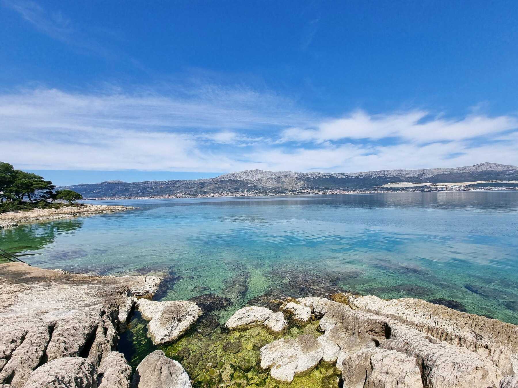 Eau turquoise et rochers plats de la crique de Lubinski porat, au pied de Marjan