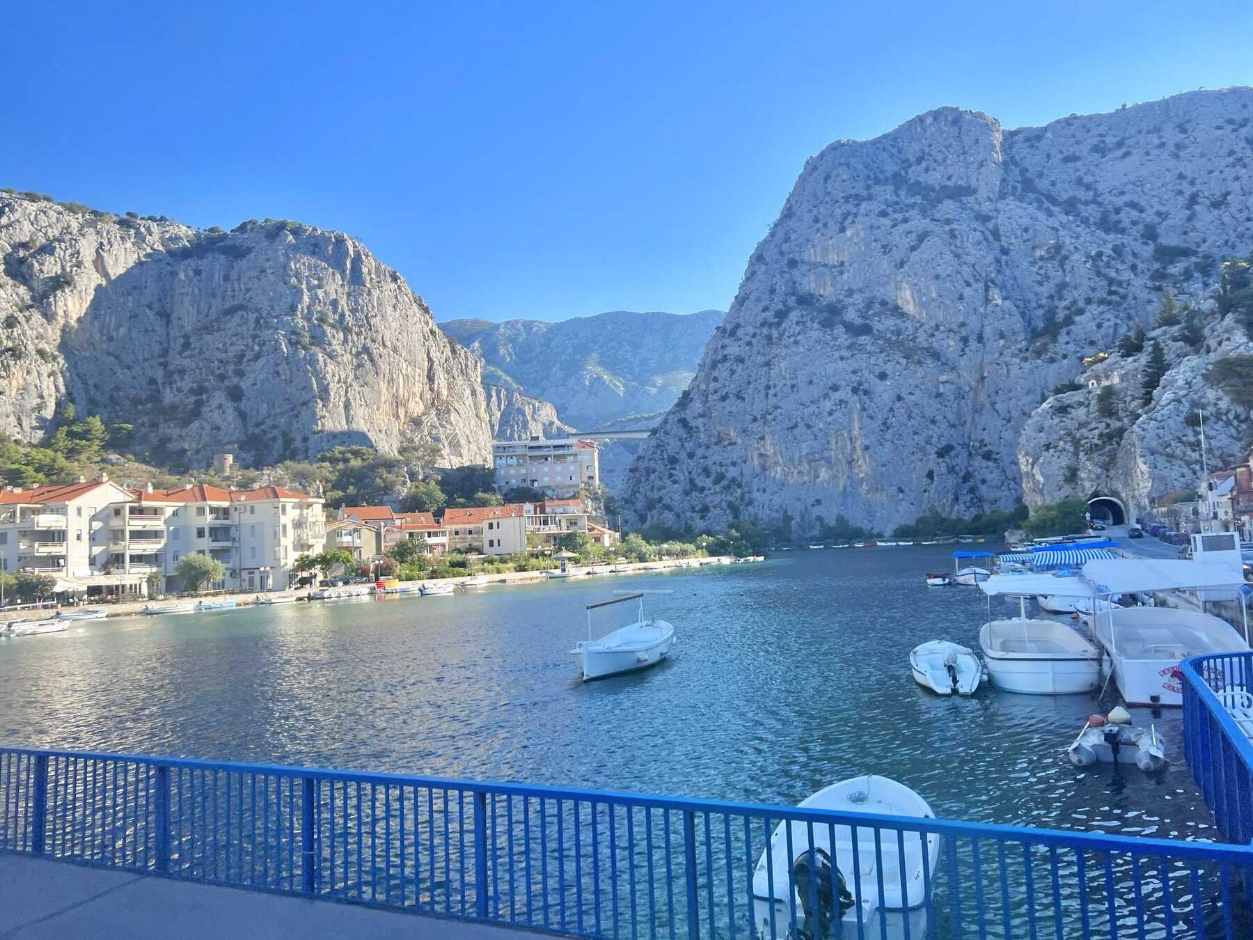 L'embouchure de la Cetina à Omiš, entre falaises calcaires et bateaux amarrés