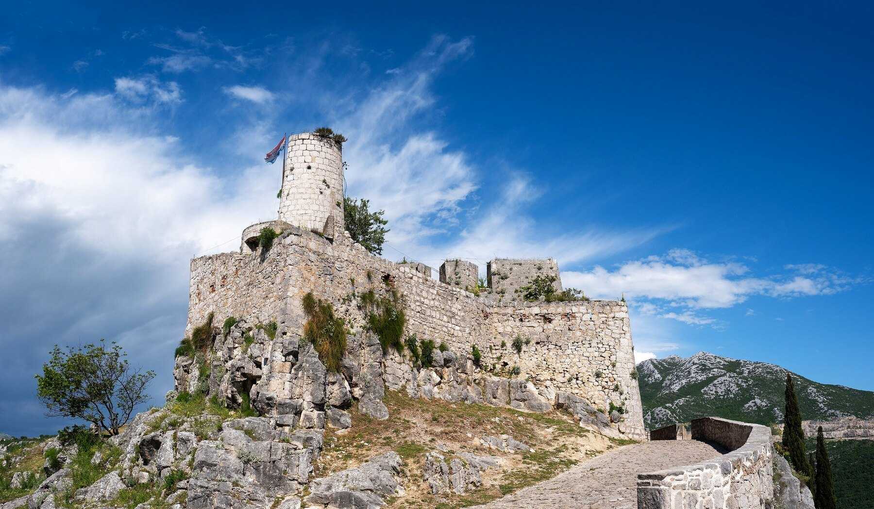 La forteresse de Klis sur son éperon rocheux, sous un ciel bleu