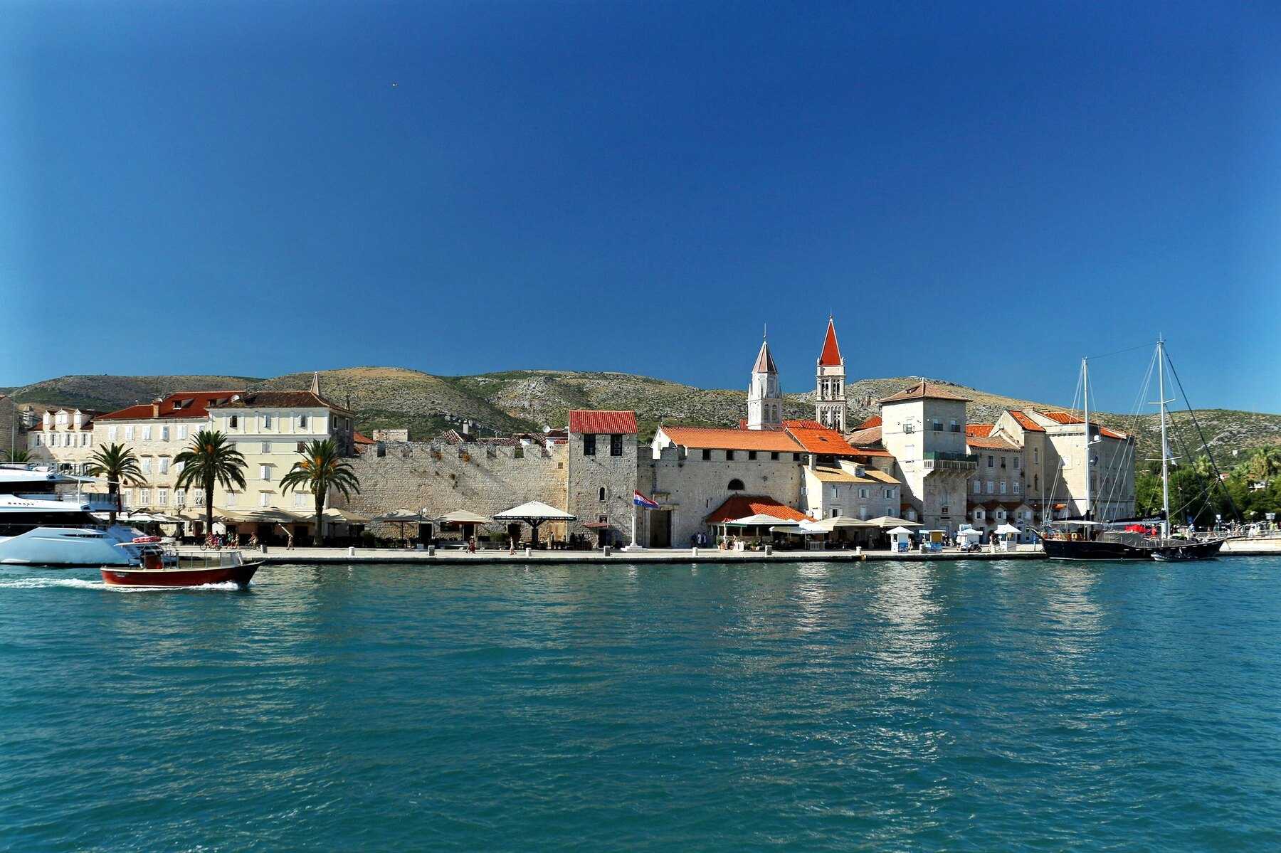 Le front de mer de Trogir et son clocher vus depuis l'eau