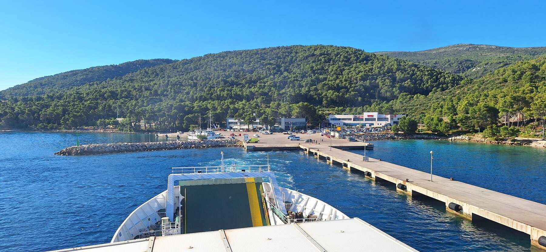 Arrivée du car-ferry au port de Stari Grad, au fond d'une baie bordée de pins