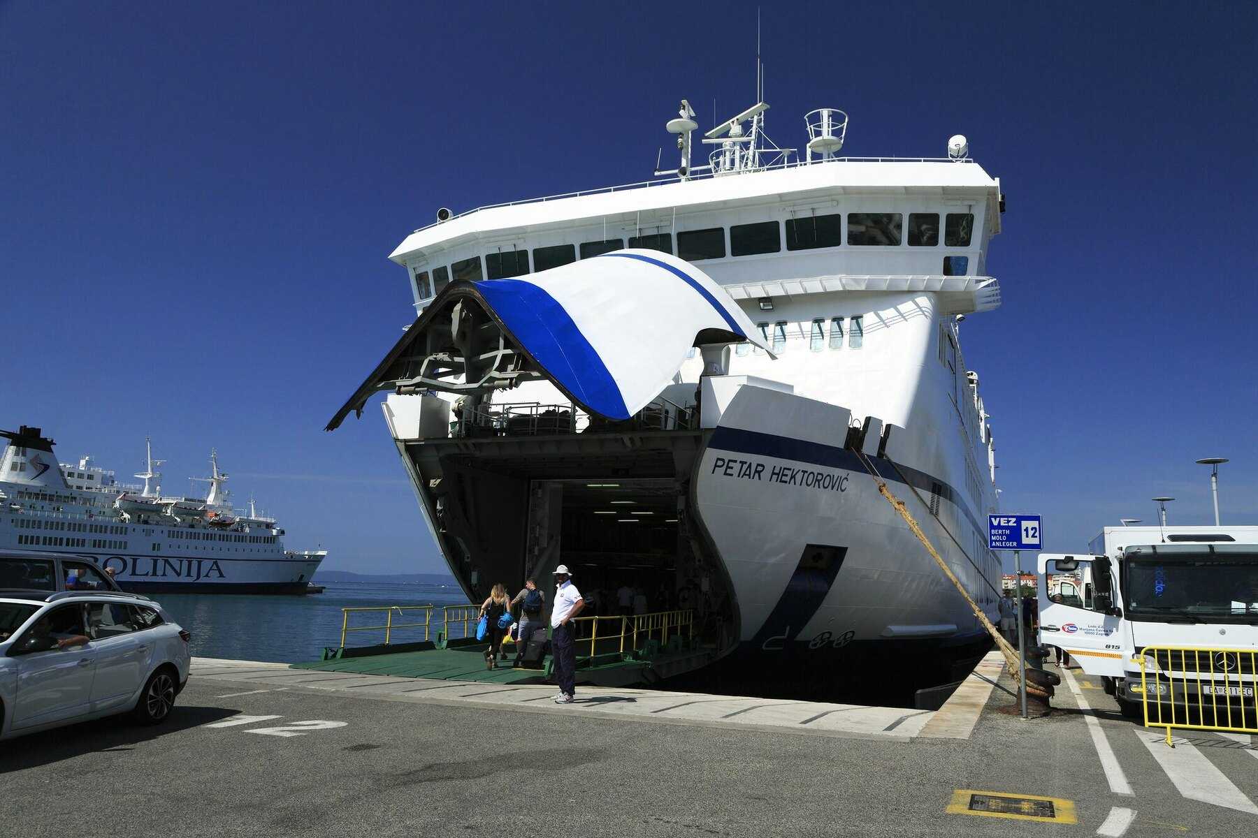 Embarquement des voitures à bord d'un car-ferry Jadrolinija, à quai dans le port de Split