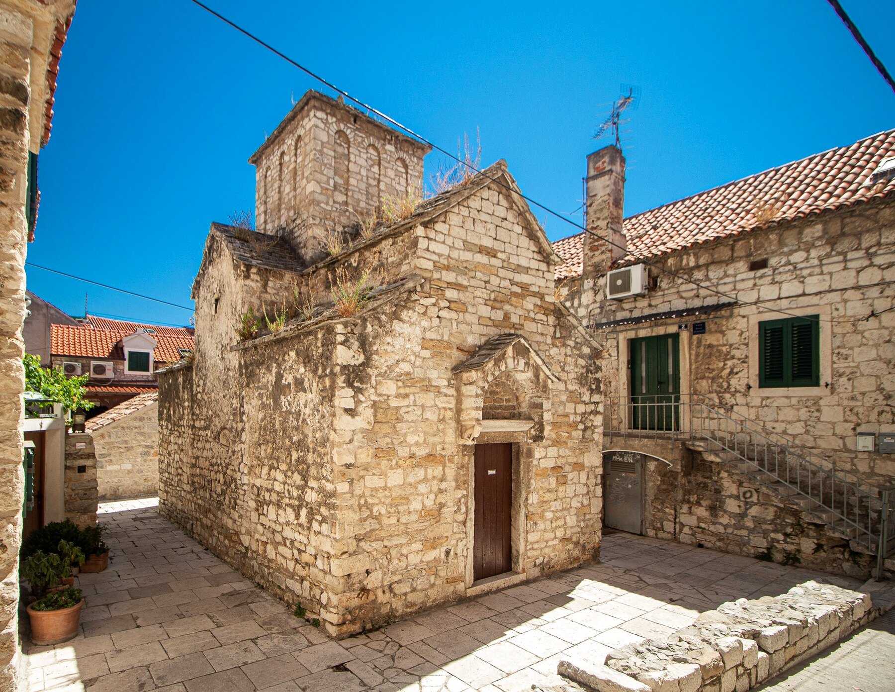 La petite église romane Saint-Nicolas dans les ruelles de Varoš