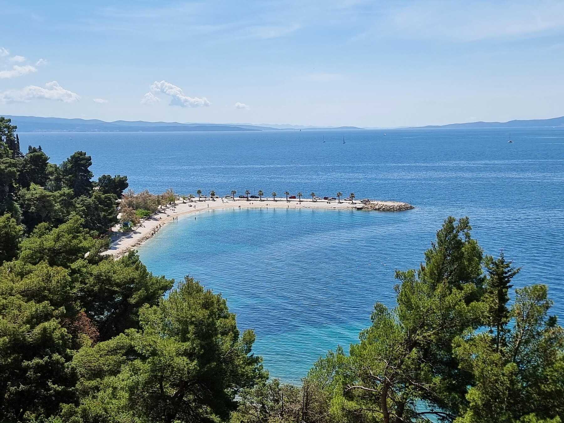 La plage de Kašjuni vue depuis la pinède de Marjan, eau turquoise et longue grève de galets