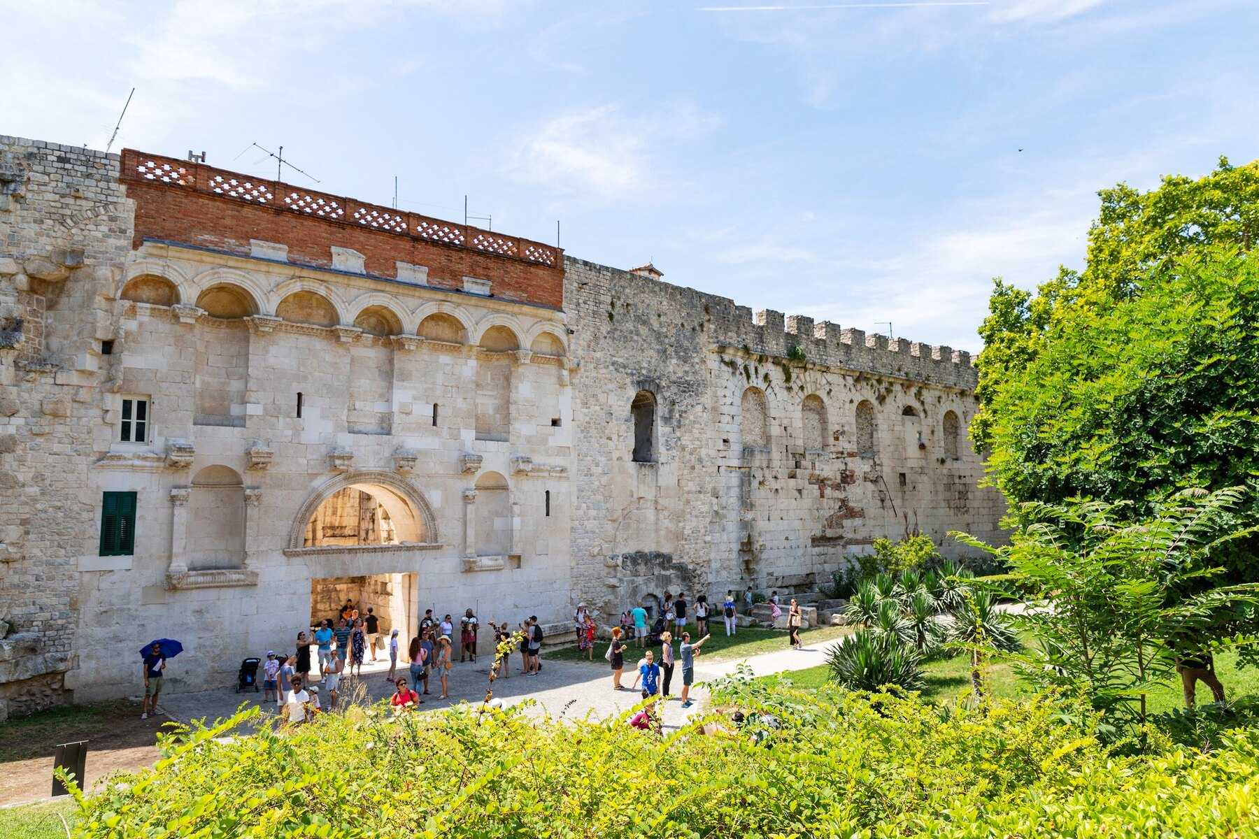La porte d'Or, entrée nord du palais de Dioclétien, et son jardin