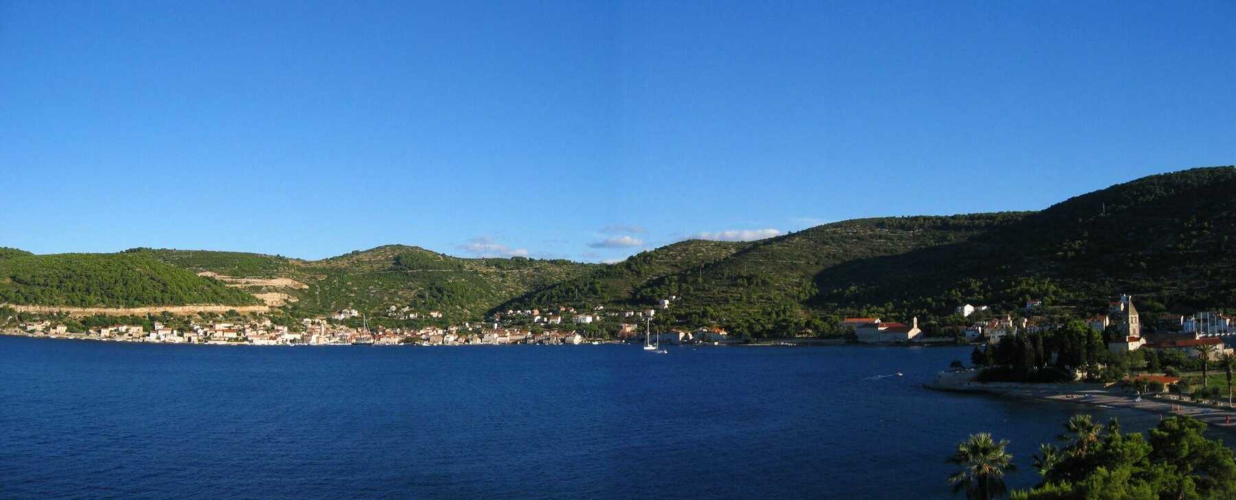 La baie de Vis vue des hauteurs, avec les quartiers de Luka et de Kut alignés le long de l'eau