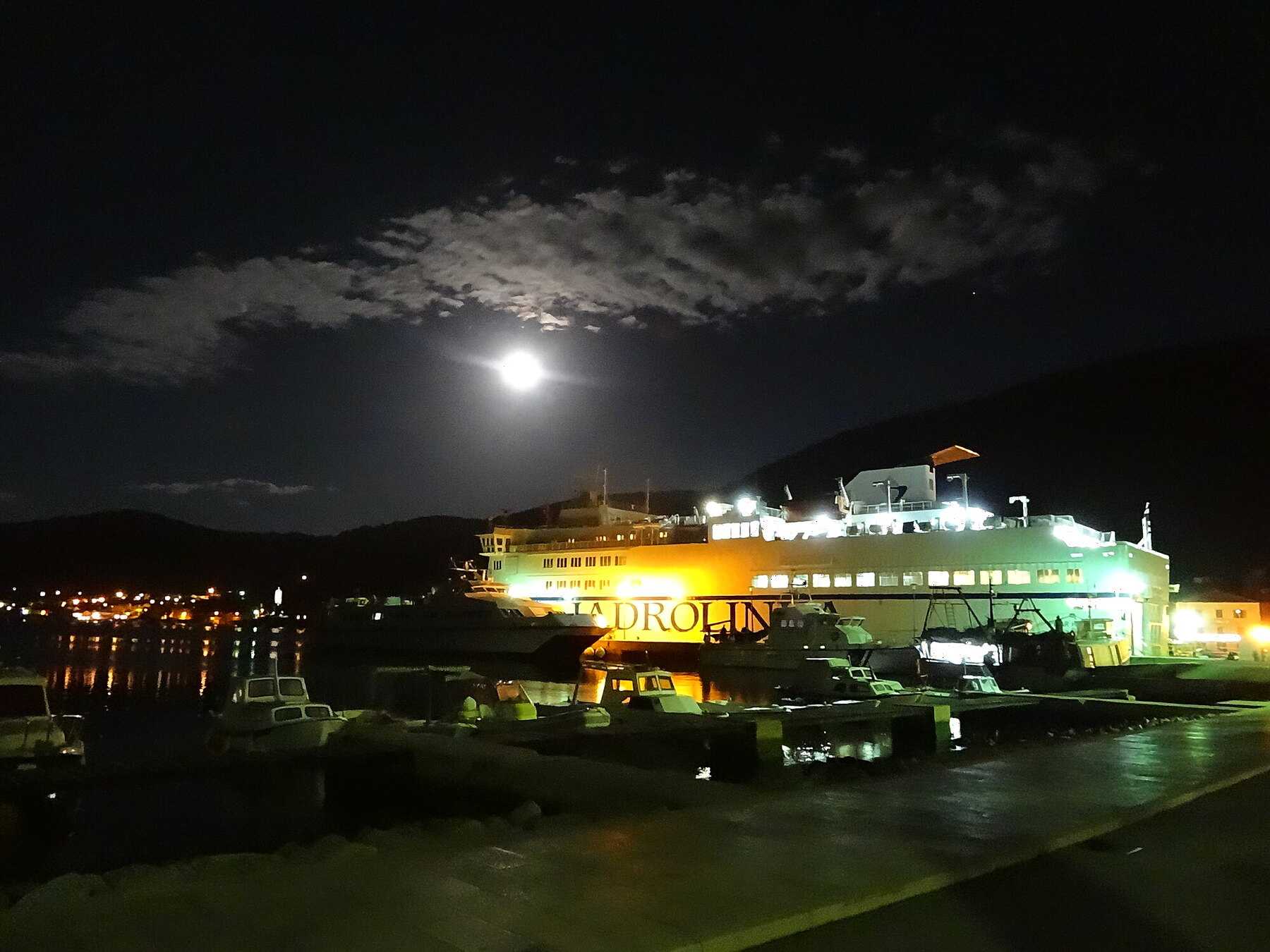 Le car-ferry Jadrolinija à quai dans le port de Vis, de nuit, éclairé sous la pleine lune