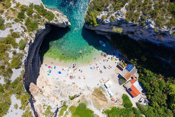 La crique de Stiniva sur l’île de Vis, vue du ciel