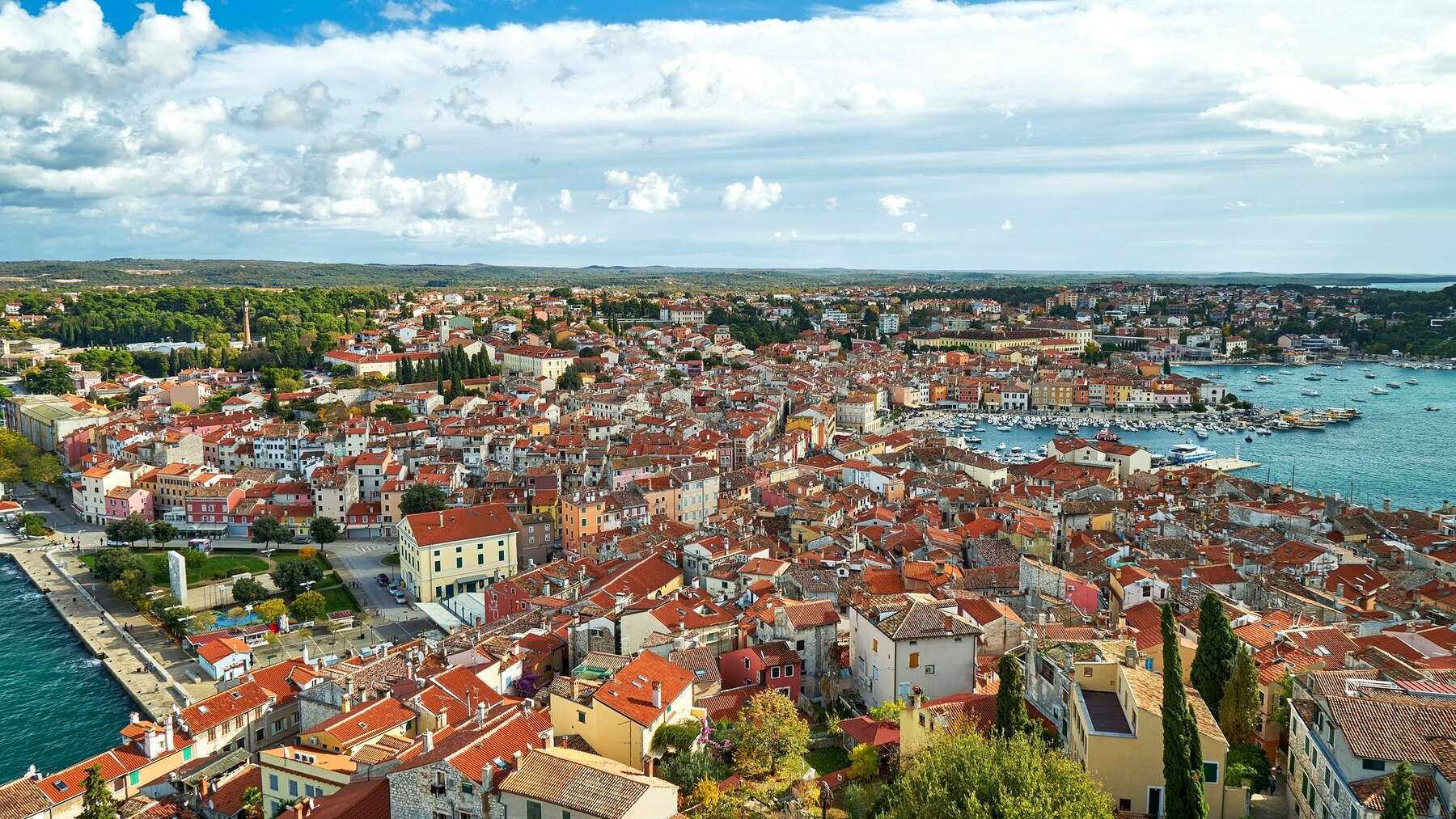 Les toits de la vieille ville et le port de Rovinj vus du clocher de Sainte-Euphémie