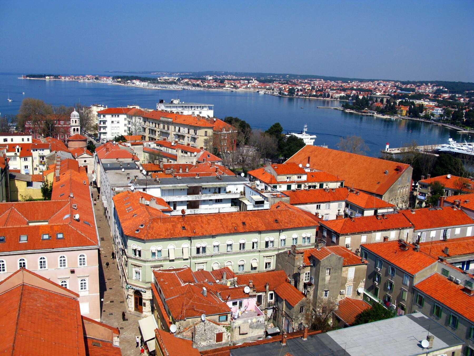 Les toits de la vieille ville de Zadar et le port vus du clocher de la cathédrale