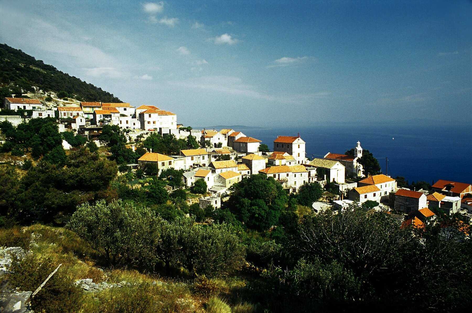 Le village de Sveta Nedjelja accroché à la côte sud de Hvar, au-dessus de la mer